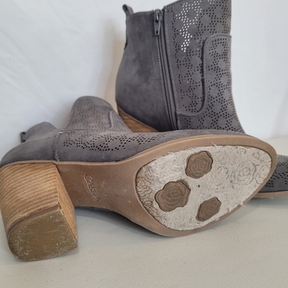 Carlos by Carlos Santana Gray Perforated Faux Suede Holly Ankle Boots - Size 9 - Picture 6 of 12